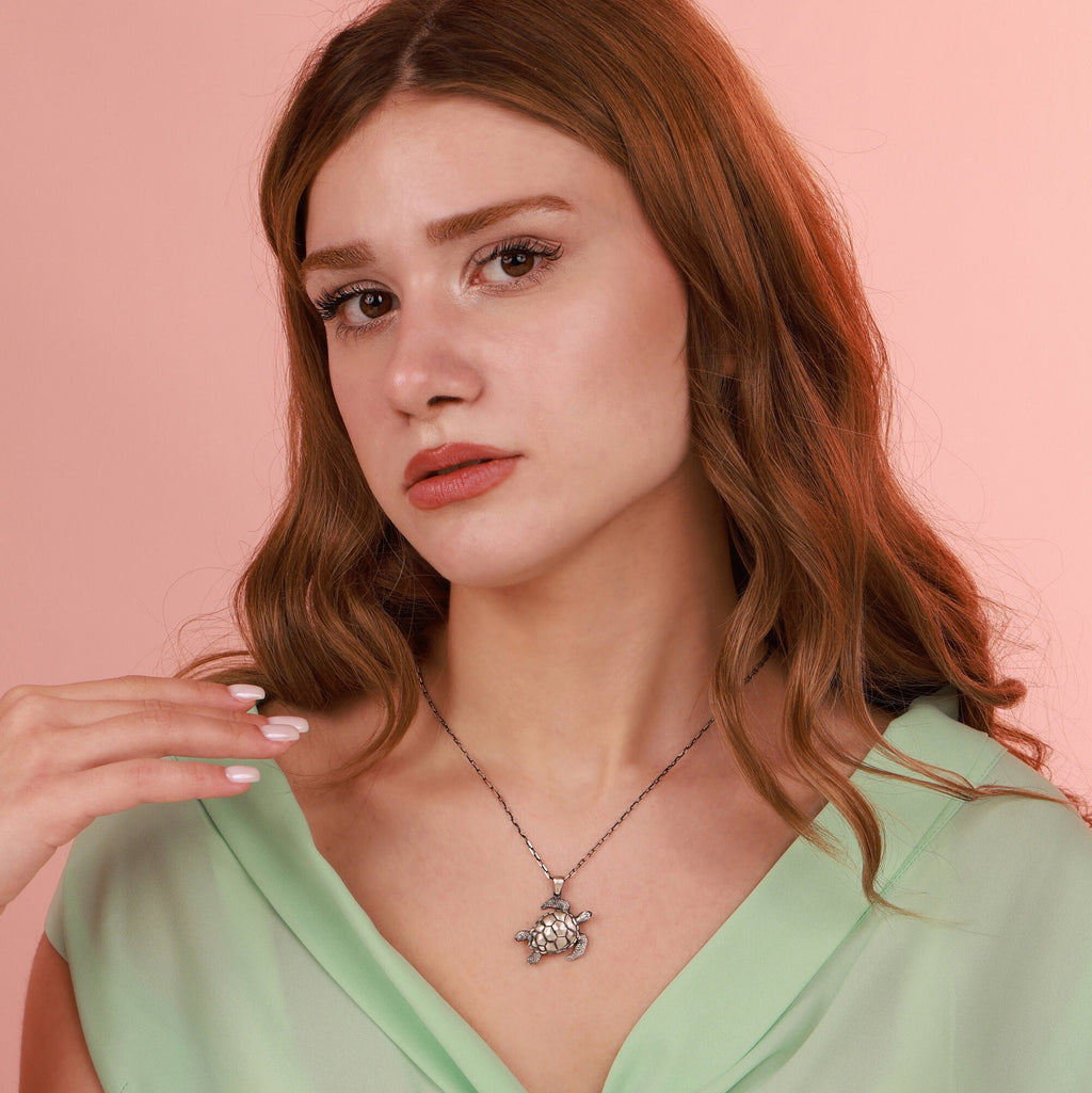 Sea turtle necklace in oxidized - EternityPieces