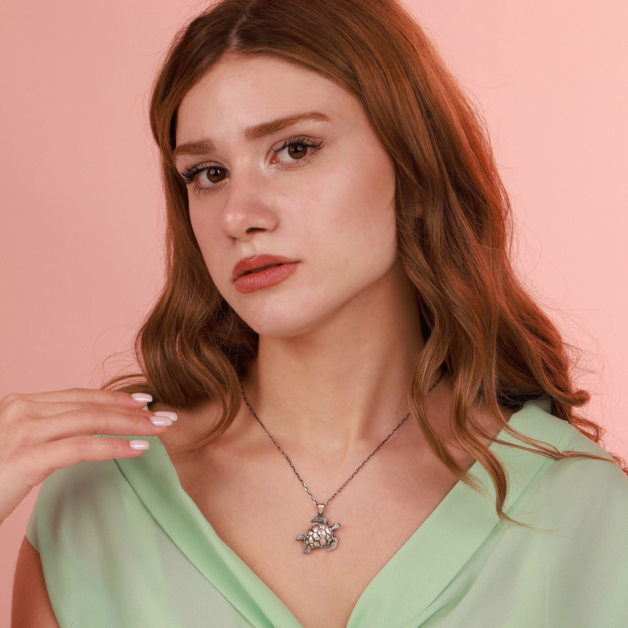 Sea turtle necklace in oxidized - EternityPieces
