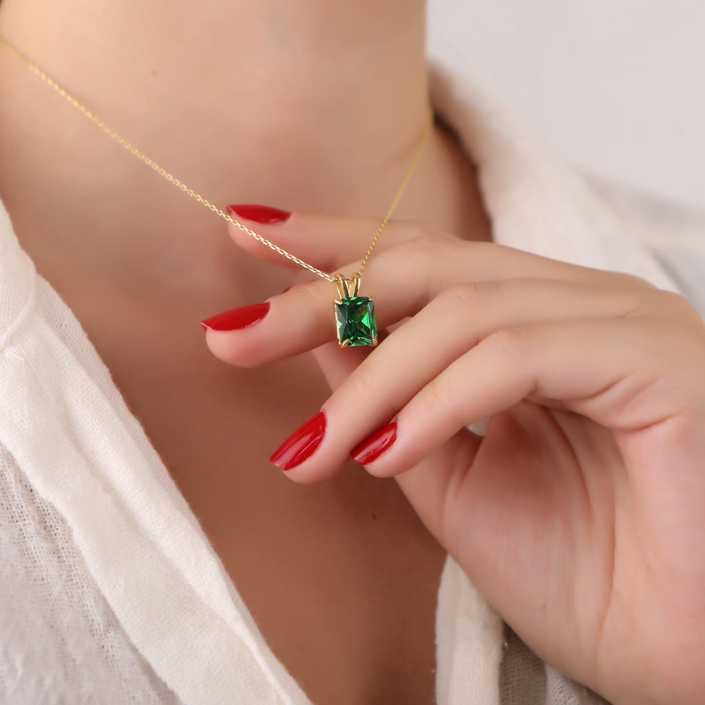 Radiant cut emerald necklace - EternityPieces